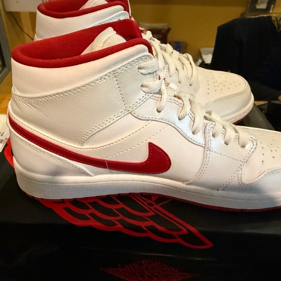 Jordan 1 Metallic Red Mid (2014) Size 9M - Picture 6 of 7